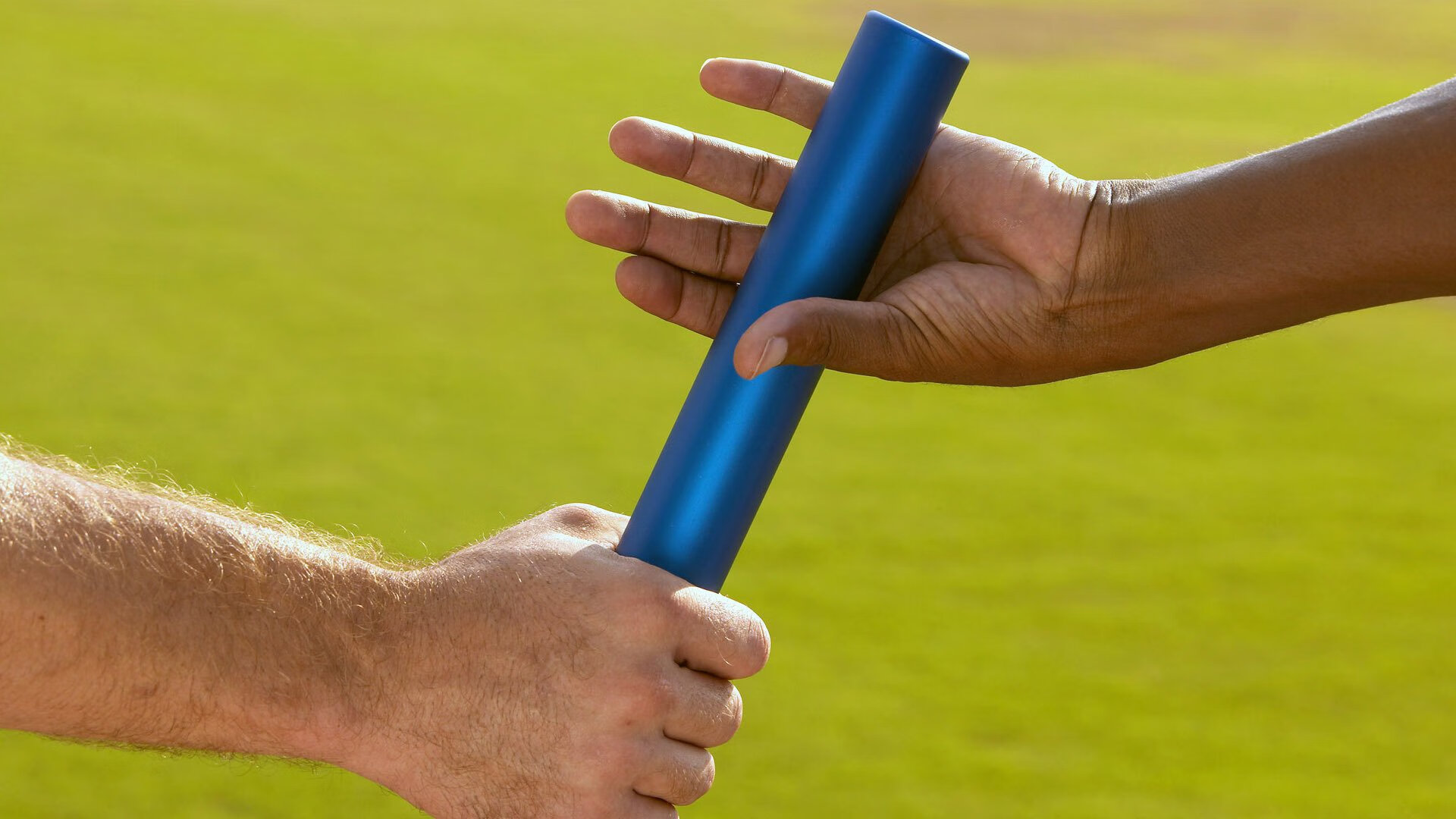 自由泳短距离波兰选手冲入前列，自由泳慢放视频