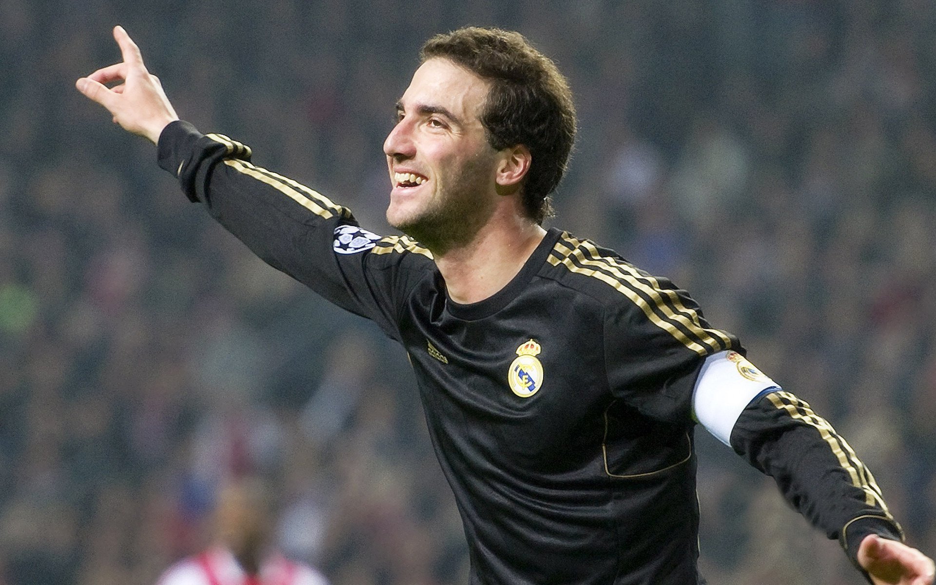 球队在欧冠比赛中通过紧密盯防限制对手核心，欧冠客场进球优势是什么